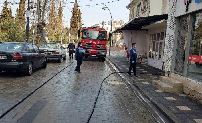 Gördes’te dezenfekte ve yıkama çalışmaları aralıksız devam ediyor