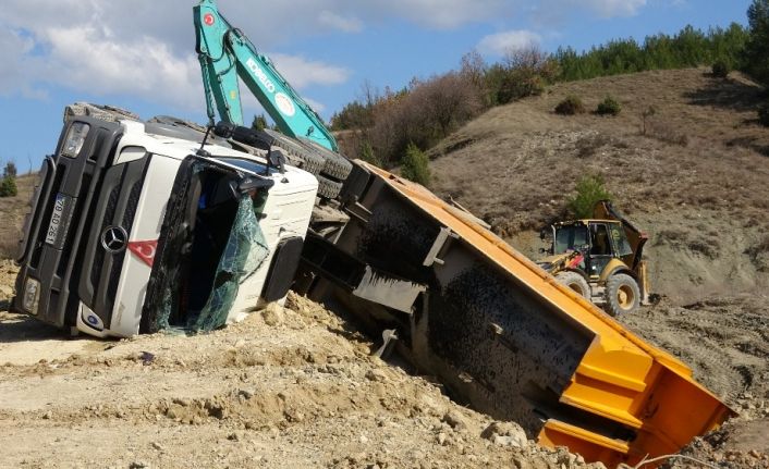 Hafriyat boşaltan kamyon devrildi: 1 yaralı