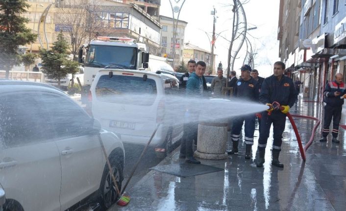 Hakkari çarşısı köpüklü suyla yıkandı