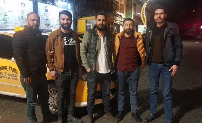 Hakkari’de taksiciler sağlıkçılara kornalı destek