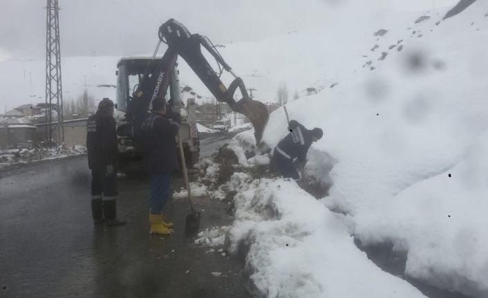 Hakkari’de yağmur ve atık su kanalları temizlendi