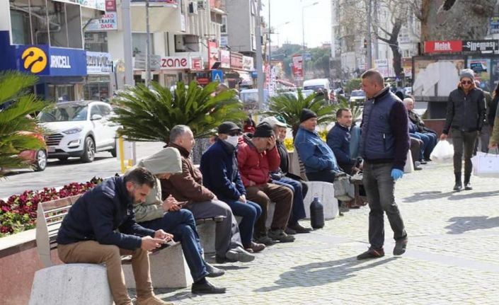 Halk uyarılara aldırış etmeyince meydandaki banklar kaldırıldı