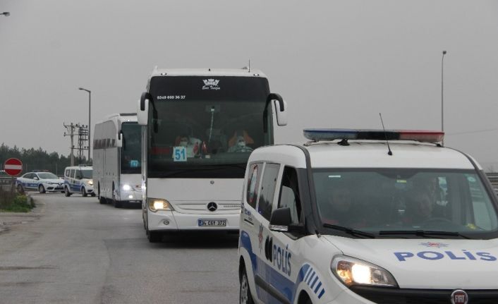 Havalimanında kalan bin 500 kişi yola çıktı