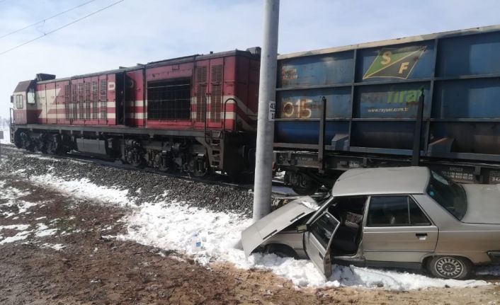 Hemzemin geçitte yük treni ile otomobil çarpıştı: 2 yaralı