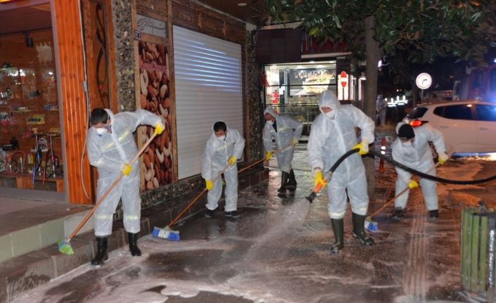 Hendek sokakları köpüklü suyla yıkandıktan sonra ilaçlanıyor