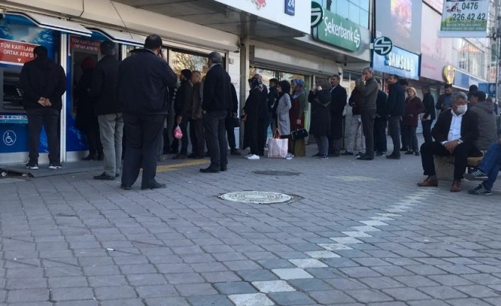 Iğdırlılar korona virüs çağrılarına uymadı yine sokaklara döküldü