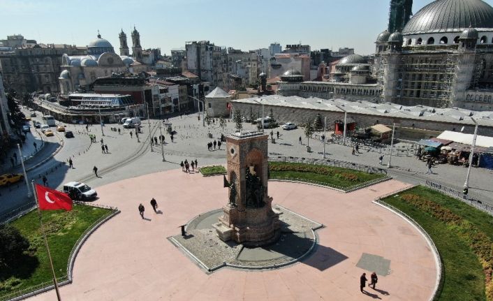 İstanbul’un sahilleri ve meydanları boş kaldı