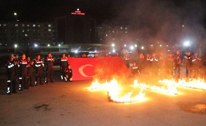 İtfaiyecilerden sağlık çalışanlarına sirenli, alkışlı destek