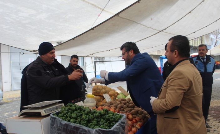 Kahta Belediyesi pazarcı esnafa eldiven ve maske dağıttı