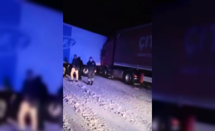 Karda kayan tırlar birbirine girdi, trafik felç oldu