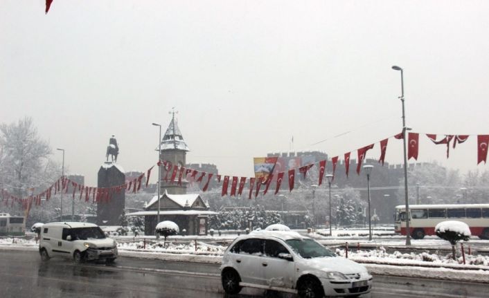 Kayseri’de kar etkili oldu