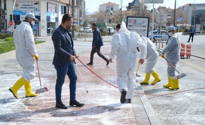 Kırşehir Belediyesi cadde ve sokakları köpüklü su ile yıkadı