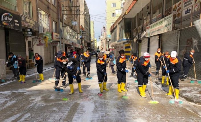 Kızıltepe’de caddeler köpüklü suyla yıkanıyor