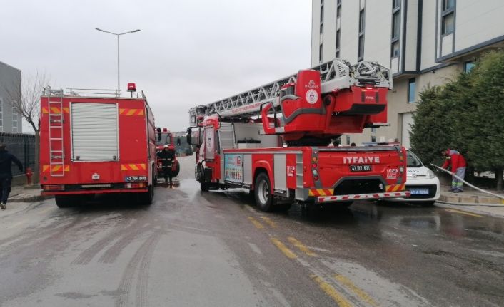 Kocaeli’de kompozit fabrikasında yangın