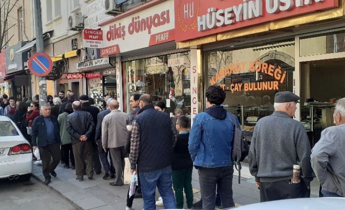 Kolonya dükkanlarında korona virüsü yoğunluğu