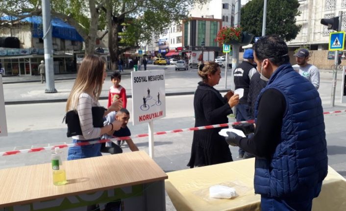 Kolonya ve maske dağıtıldı