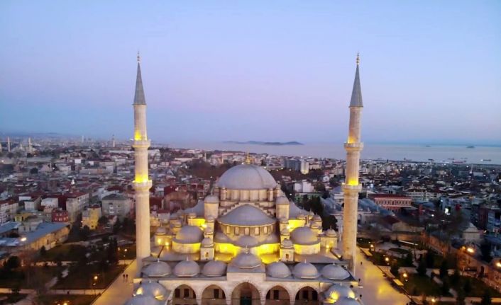 Korona virüsü nedeniyle camiler kandilde boş kaldı