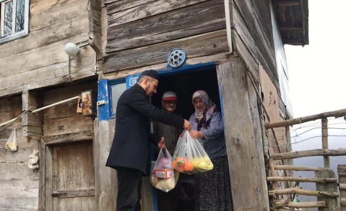 Köydeki yaşlıların ihtiyaçları muhtar ve imamlar tarafından karşılanıyor