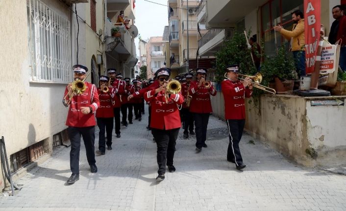 Kuşadası Belediyesi’nden evlerinde kalanlara bandolu destek