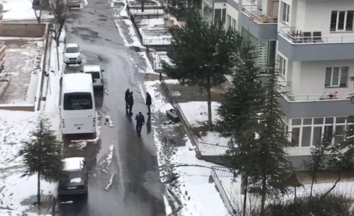 Mahalleye bırakılan tabut polisi harekete geçirdi