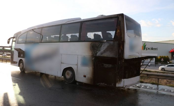 Manisa’da seyir halindeki otobüs alev aldı