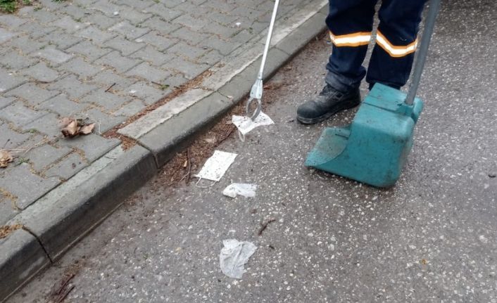 Maske ve eldivenleri sokağa değil çöpe atalım