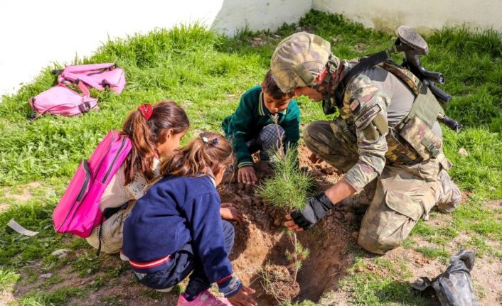 Mehmetçik ve minikler yeşil doğa için el ele