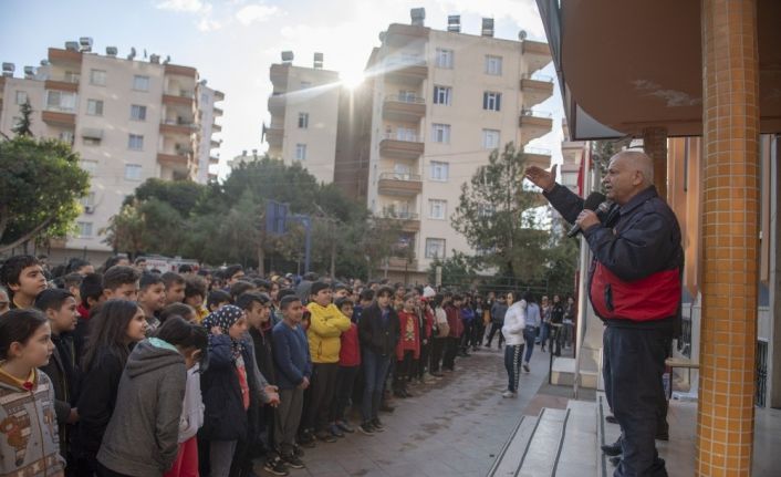 Mersin’de öğrencilere deprem tatbikatı