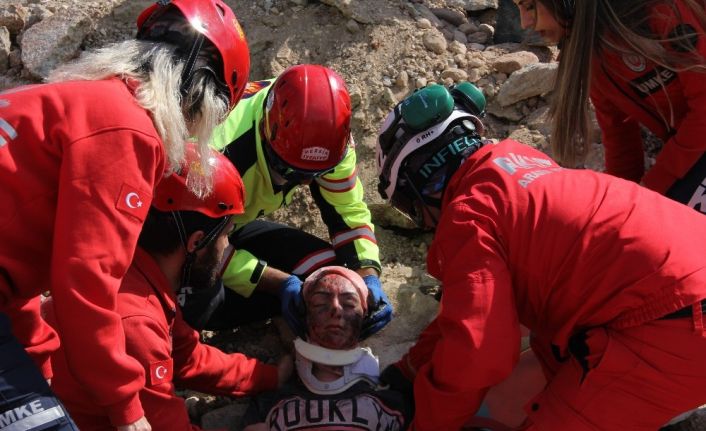 Mersin’deki deprem tatbikatı nefes kesti