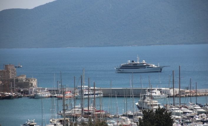 Milyon dolarlık yatı Yunanistan kabul etmedi, Bodrum açıklarına demirledi