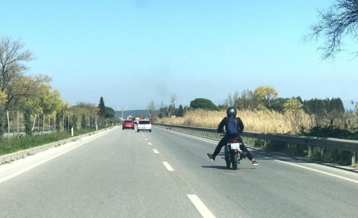 Müzik dinleyen motosikletçiden trafikte tehlikeli hareketler