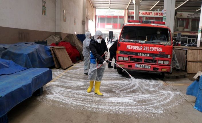 Nevşehir Belediye Başkanı Arı, pazar yerini yıkadı