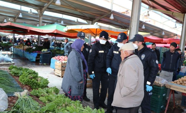 Niğde’de polisler yaşlıları evine bırakıyor