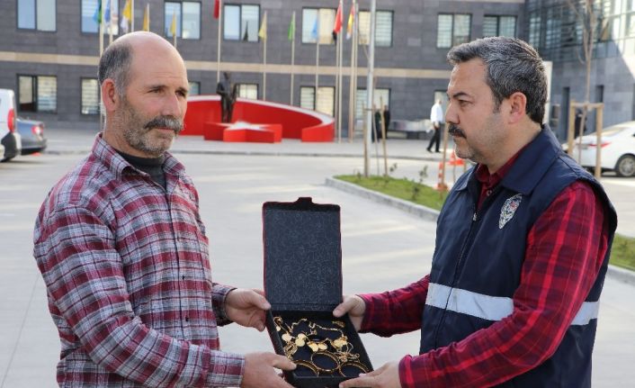 Nişanlanan kızının altınlarını dolandırıcılara kaptırmaktan polis kurtardı