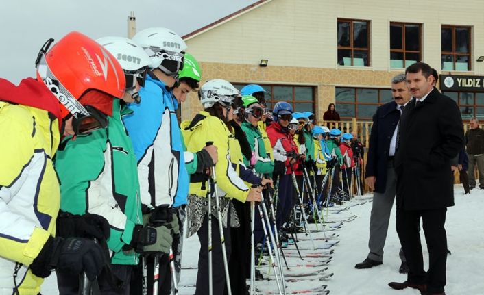 Öğrenciler kaymayı Yıldız Dağı kayak merkezinde öğreniyor