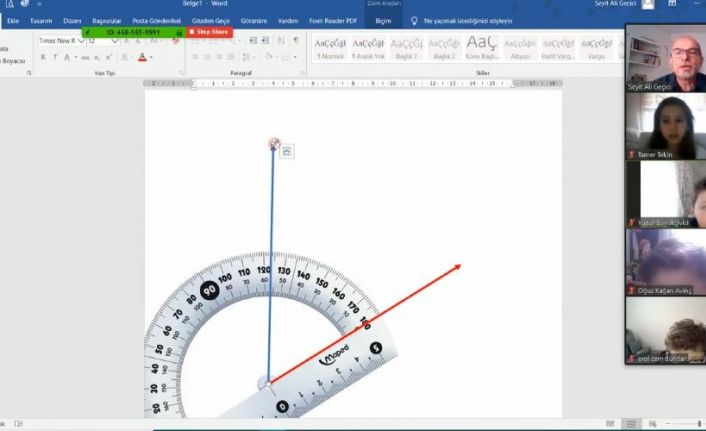 Öğrencilerine telekonferansla ders veriyor