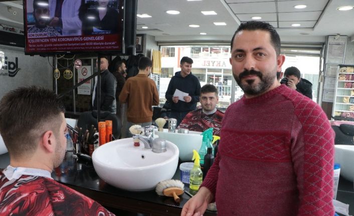 (Özel) Kayserili berber dışarı çıkanları böyle uyardı