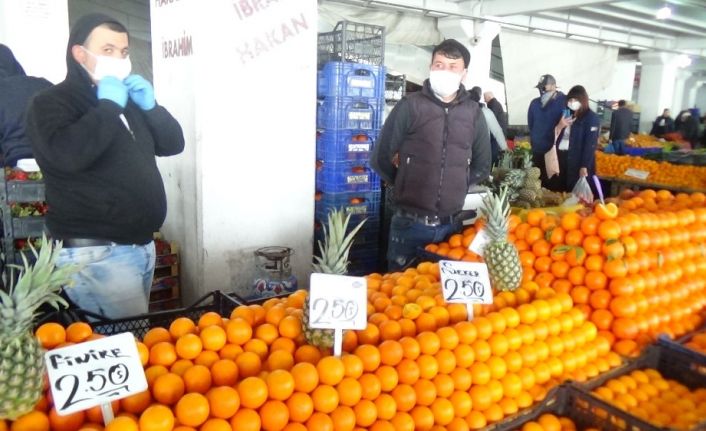 Pazarcılar meyve ve sebzelere el değdirmiyor