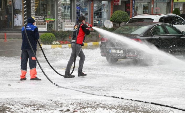 Rize’de cadde ve sokaklar deniz suyu ile yıkanıyor