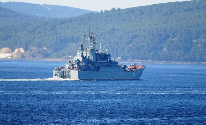 Rus savaş gemisi Çanakkale Boğazı’ndan geçti