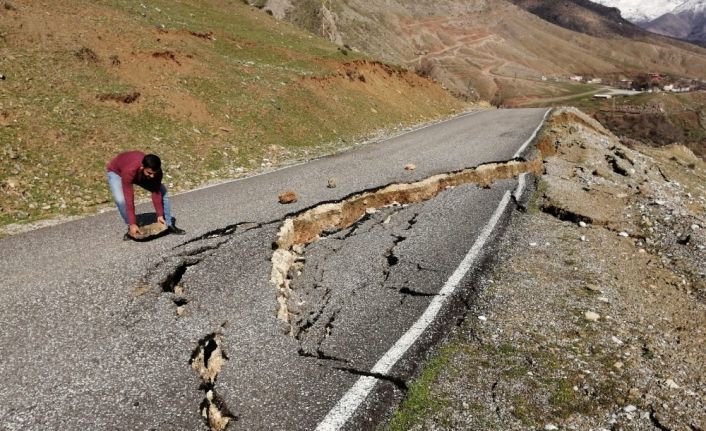 Sason’da çöken yol vatandaşlar tarafından trafiğe kapatıldı