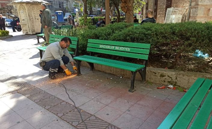 Şehzadeler’de korona virüse karşı banklar söküldü