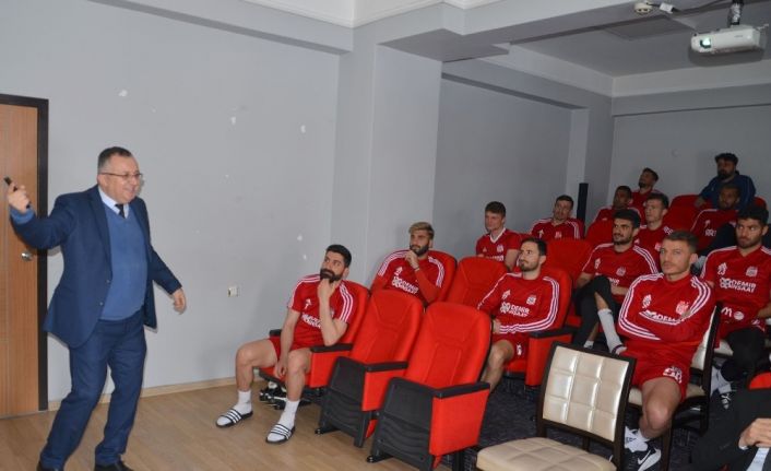 Sivasspor’da futbolculara korona virüs eğitimi verildi