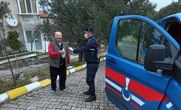 Sokağa çıkma yasağı bulunan yaşlı kadının ilaçlarını jandarma getirdi