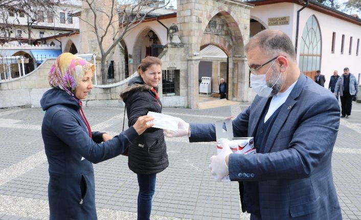 Sokakta vatandaşlara 5 bin adet bedava maske dağıttı