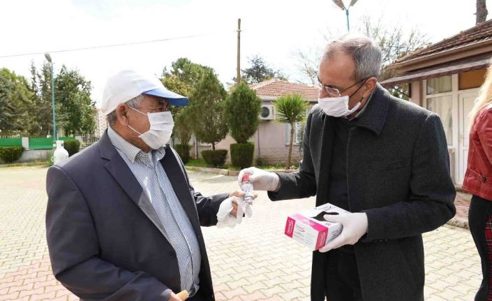 Tarsus Belediyesi dezenfektan üretip halka ücretsiz dağıtıyor