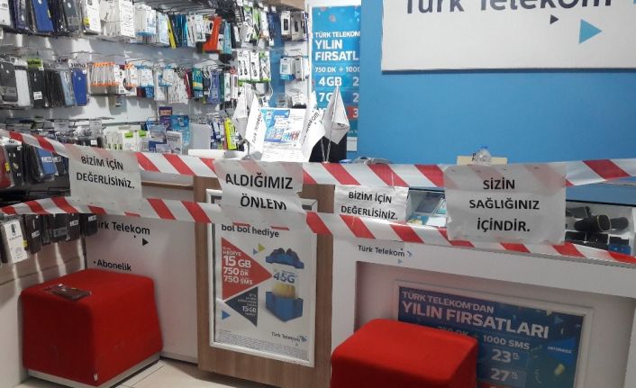 Telefon dükkanından müşterilere ’1 metre mesafe’ kuralı