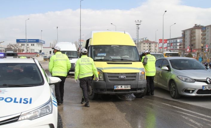 Toplu ulaşımda ’güvenli mesafe’ düzenine uymayan yandı