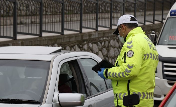 Trafik polisleri sürücüleri kimlik kontrolü yapıp tek tek uyardı