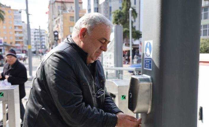 Tramvay istasyonlarına el dezenfektan cihazları takıldı